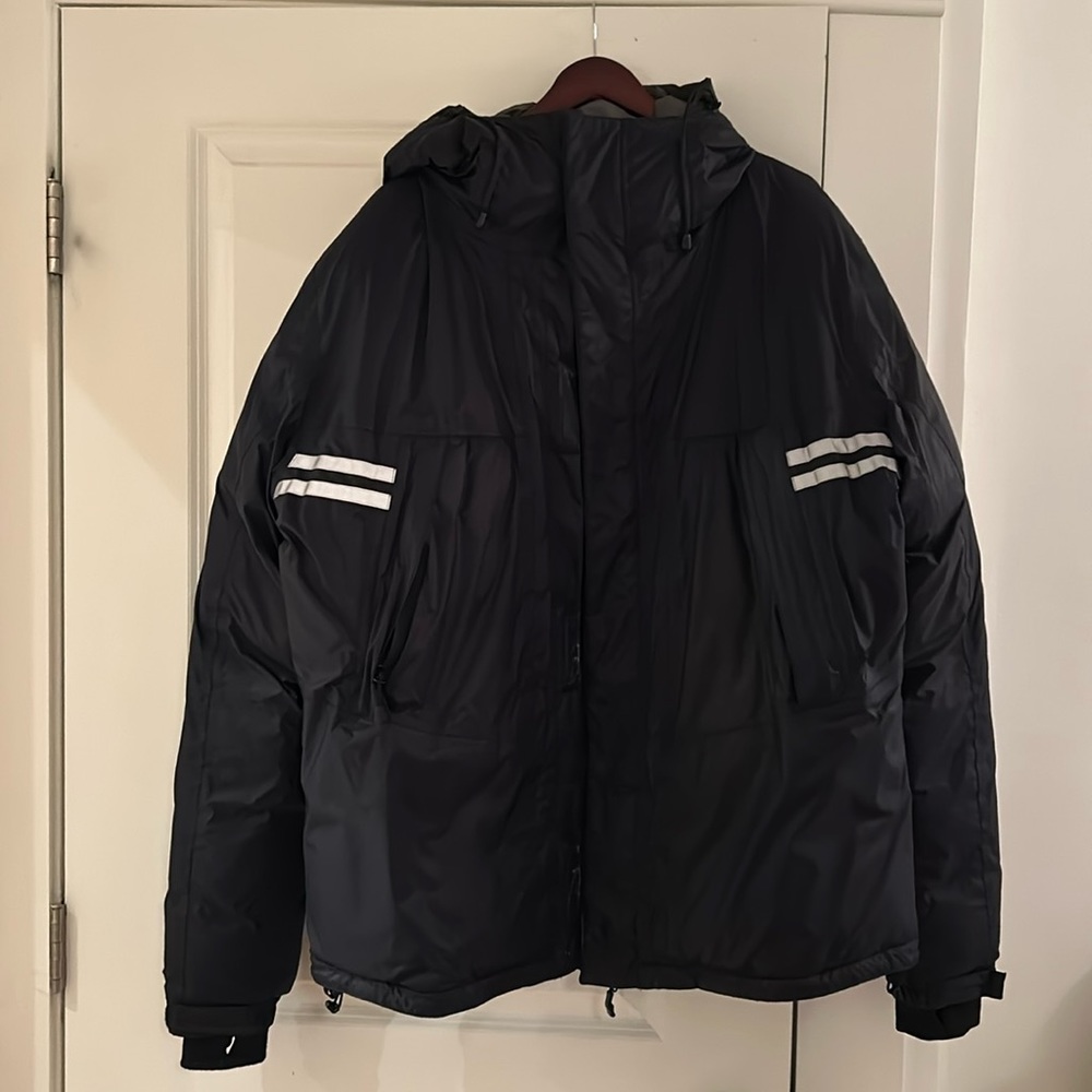 Men’s Canada Goose bomber style, puffer jacket. Size XL.
